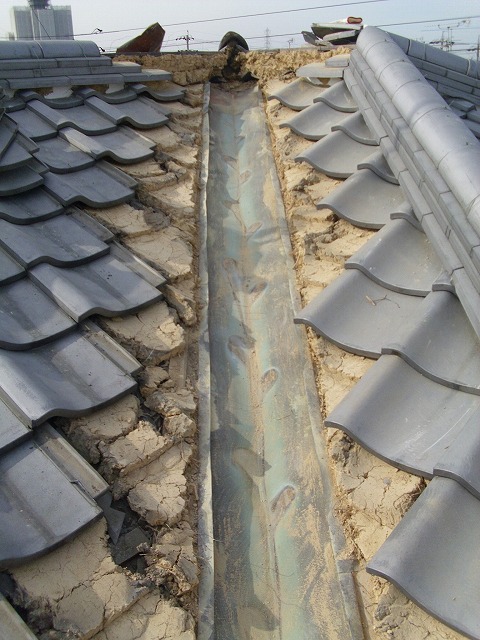 谷板金の周囲の瓦を撤去